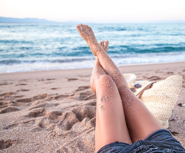 parte cuerpo pies femeninos arena playa junto al mar cerca 169016 9736